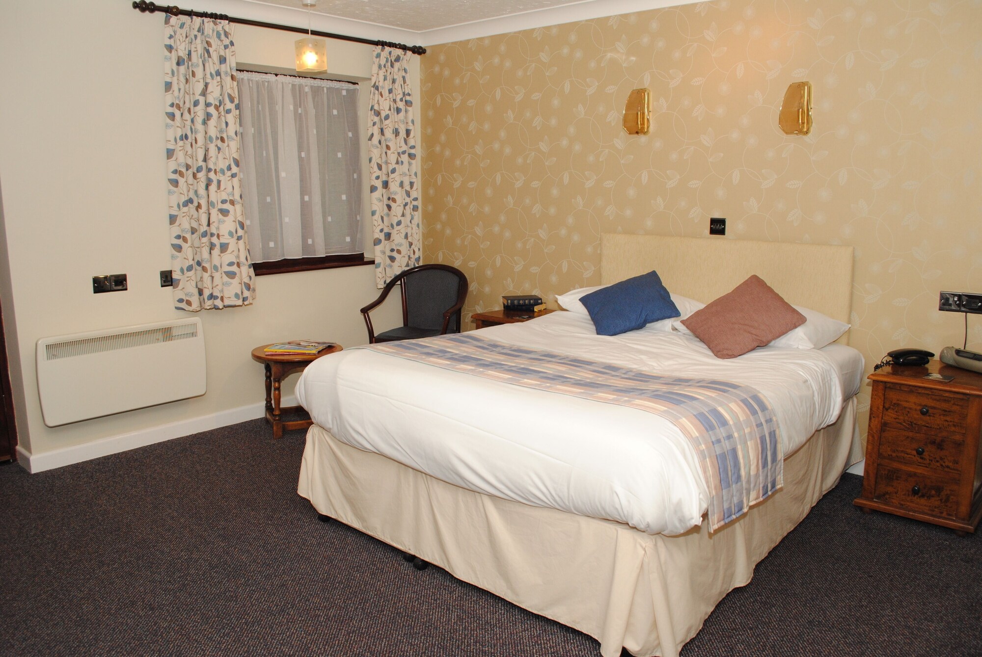 EXECUTIVE, SUITE