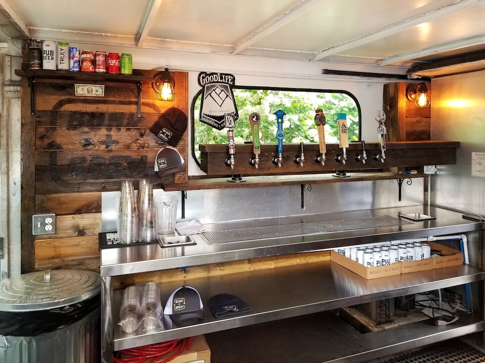 Bunk & Brew Historic Lucas House 55/71
