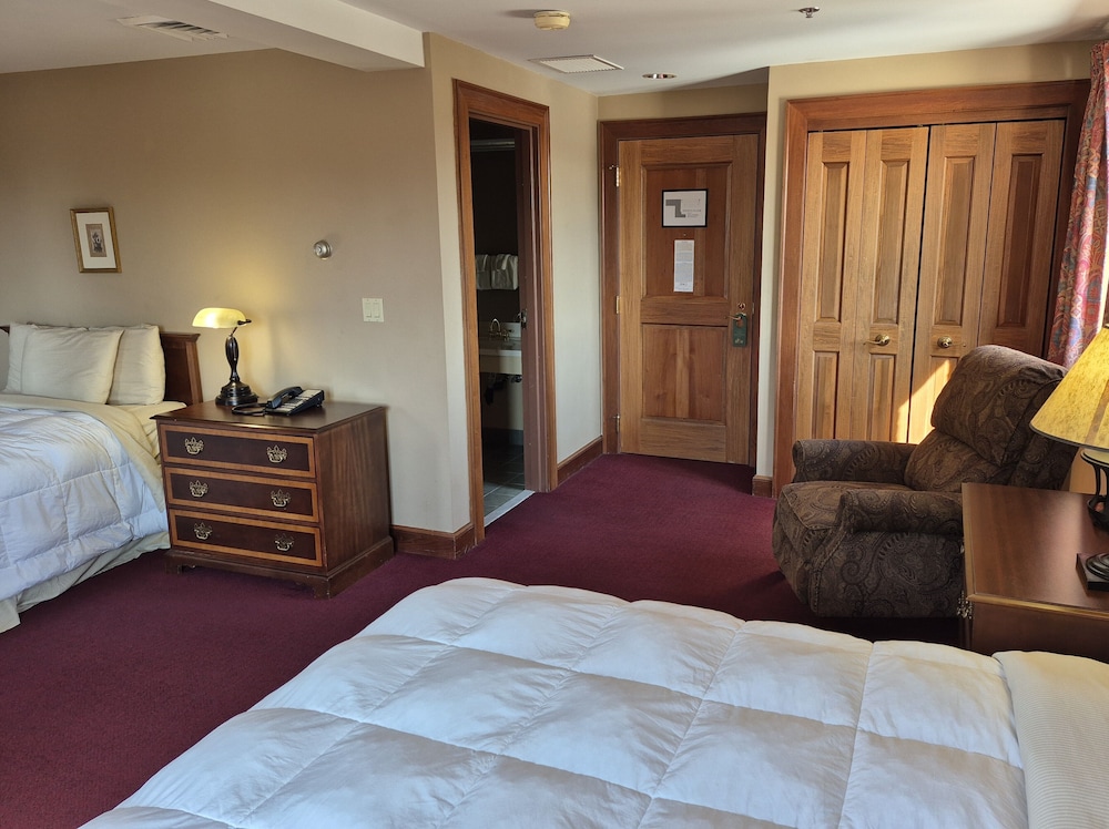 Bertram Inn At Glenmoor 12/49