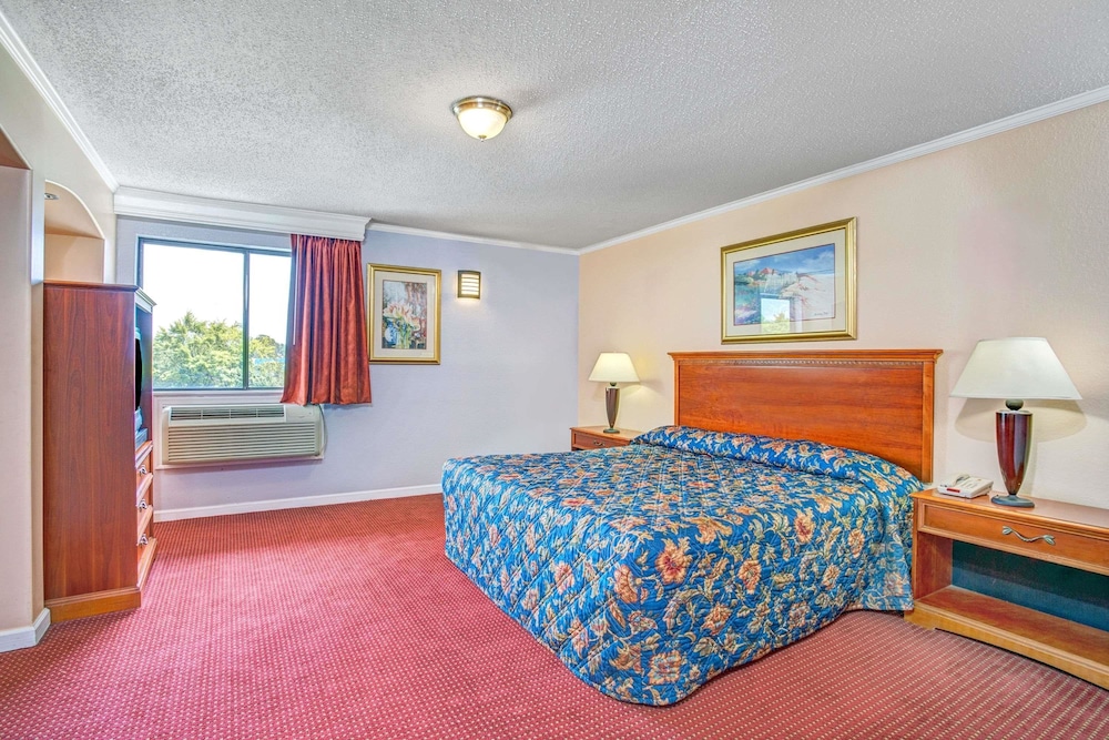 Red Roof Inn Suffolk 9/21