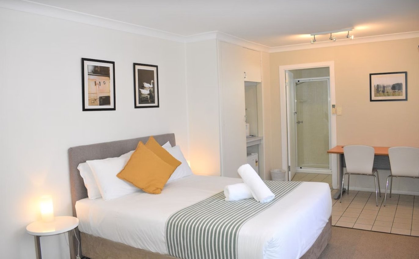 The Henry Parkes Tenterfield Ex Best Western 9/46