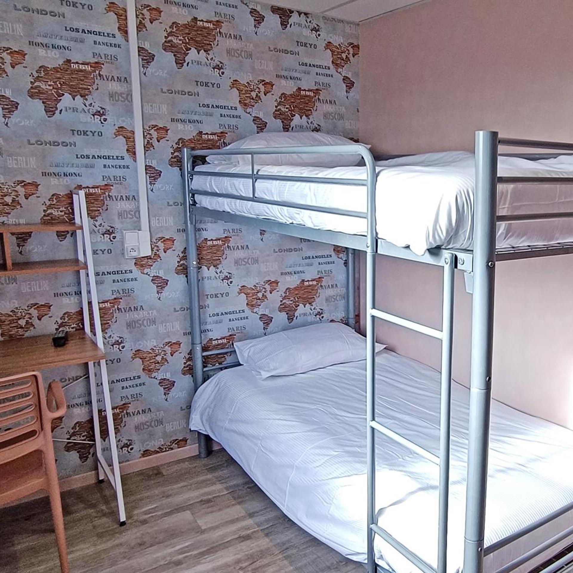 Room, Quadruple