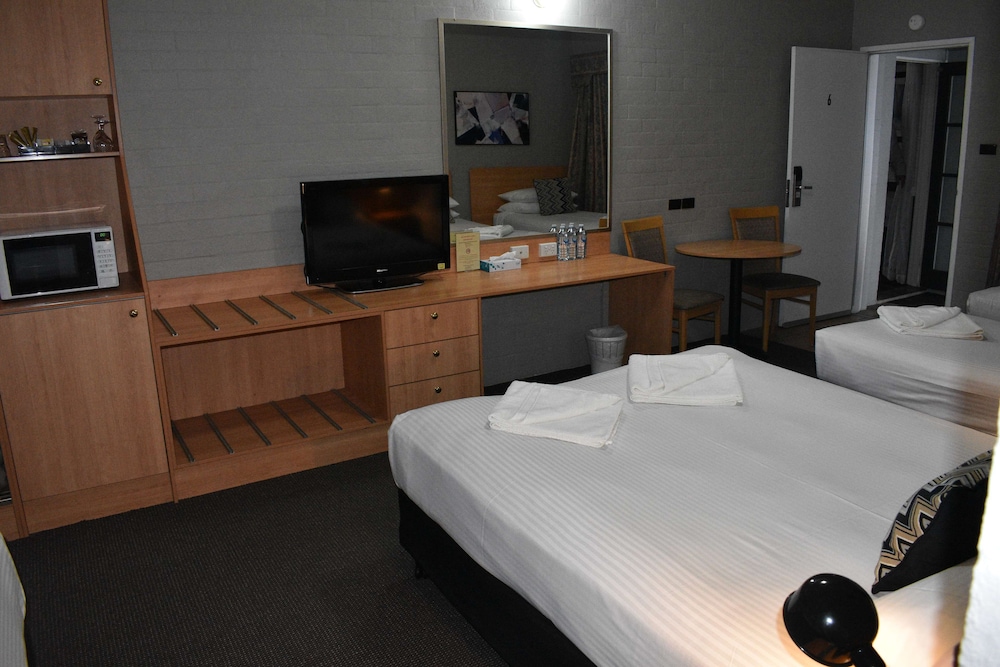 Coachmans Inn Motel 17/34