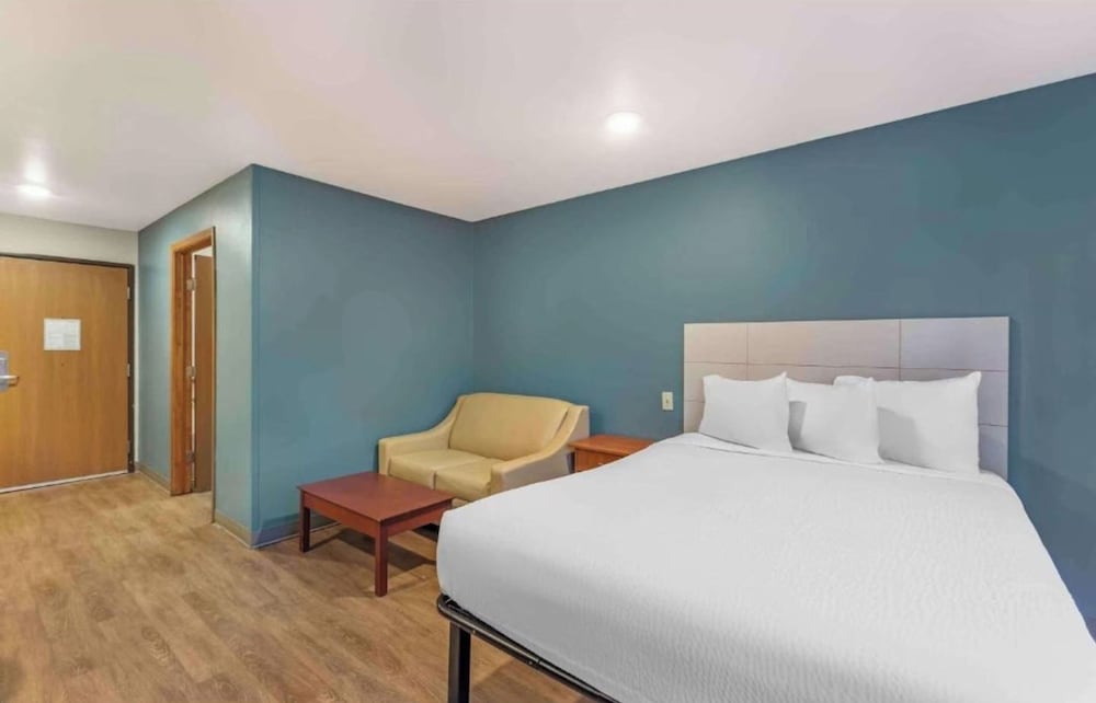 1 QUEEN BED - NON-SMOKING, KITCHEN, SOFA-BED