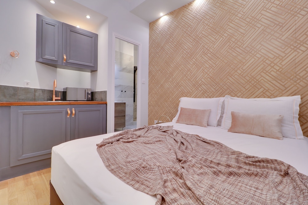 DESIGN, QUEEN BED