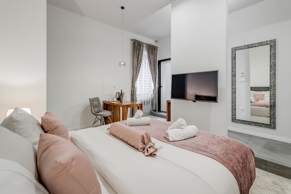 Serenity, Queen Bed
