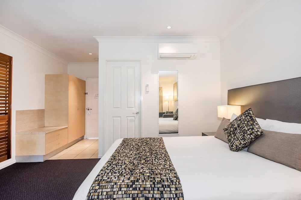 SUPERIOR, QUEEN BED