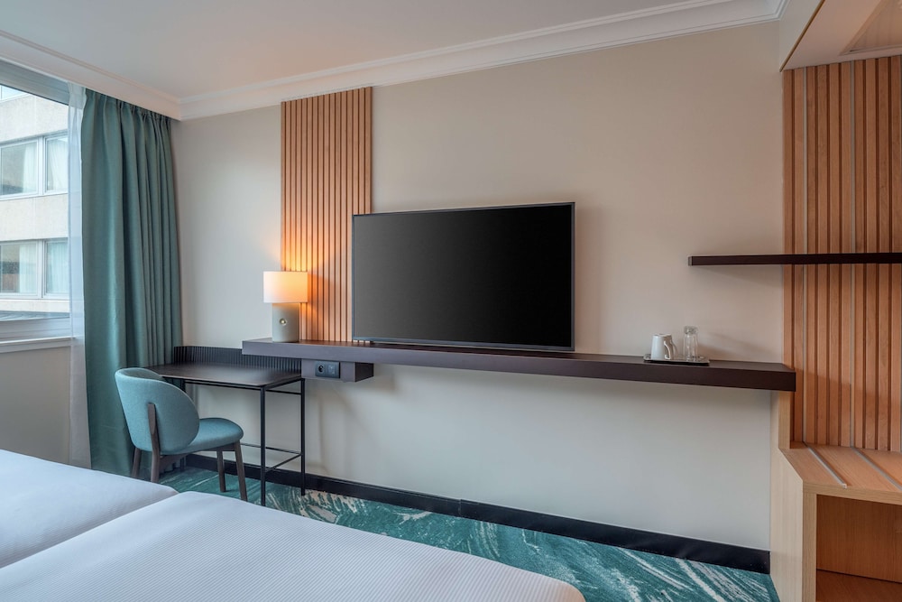 Room, King Bed, DoubleTree by Hilton Paris Bougival 2/7