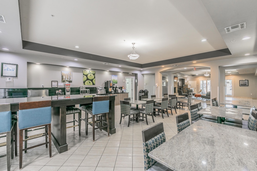 La Quinta Inn and Suites by Wyndham Granbury 44/62