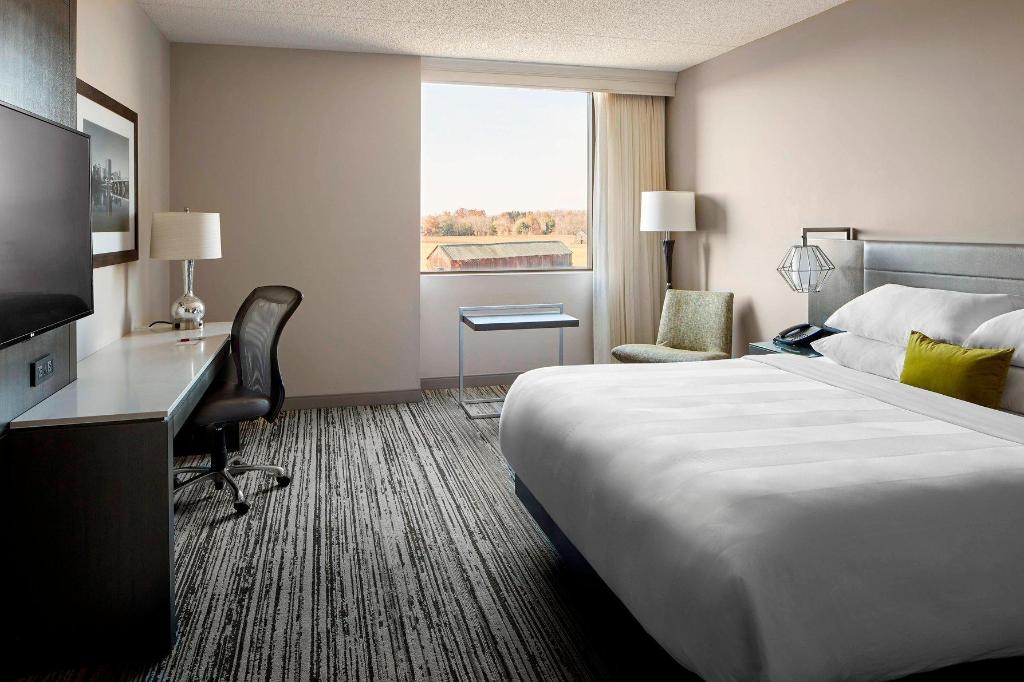 Guest Room, King Bed, Club Floor