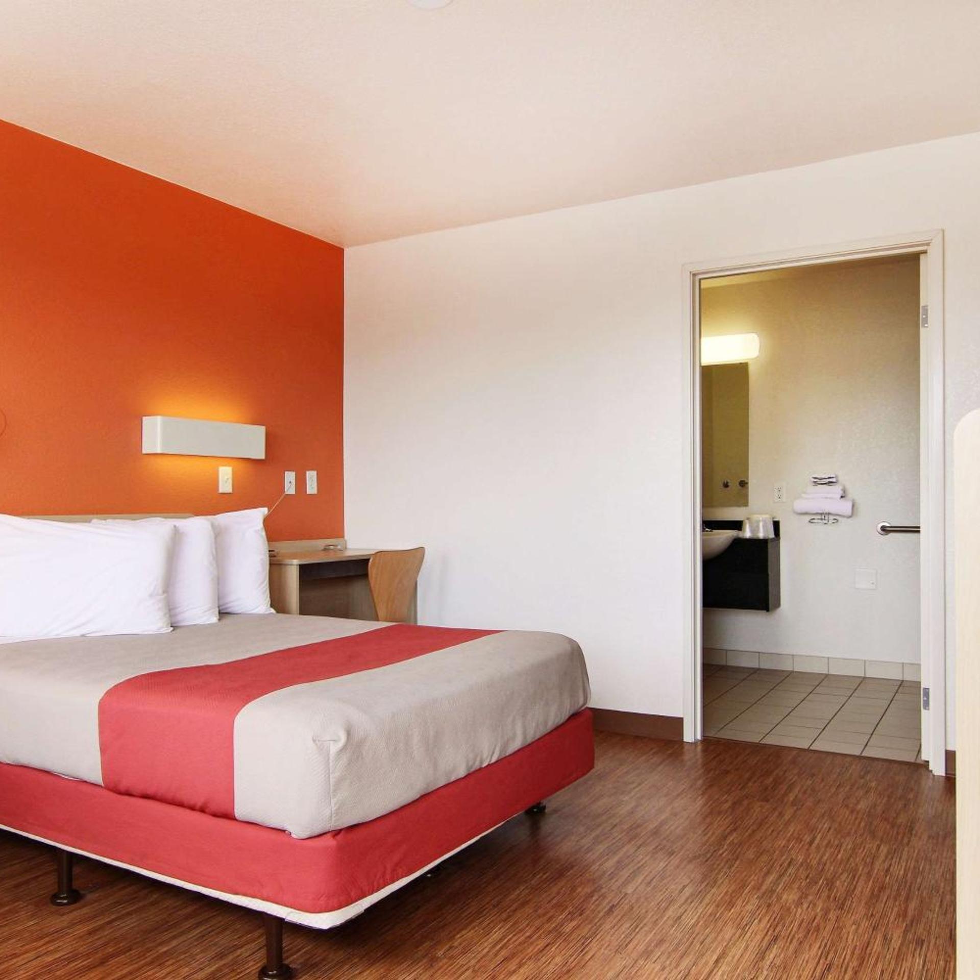 1 Queen Bed - ADA/RI Shower 4/10