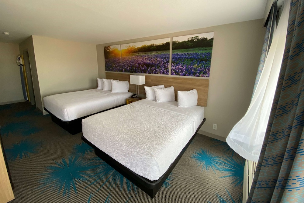 Days Inn by Wyndham Waco University Area 10/37