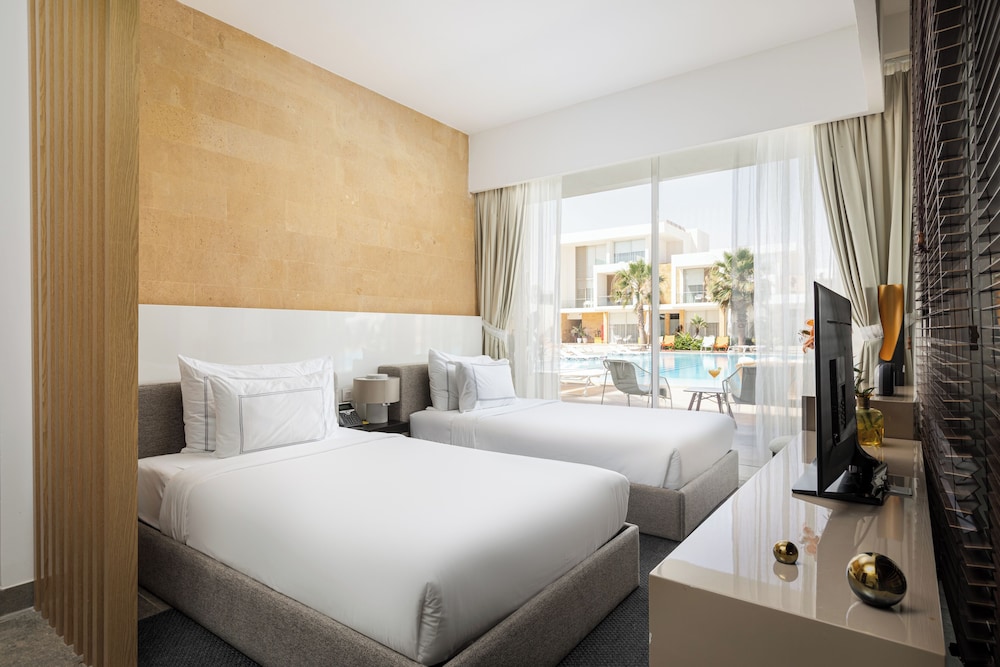 Pool, Twin Beds