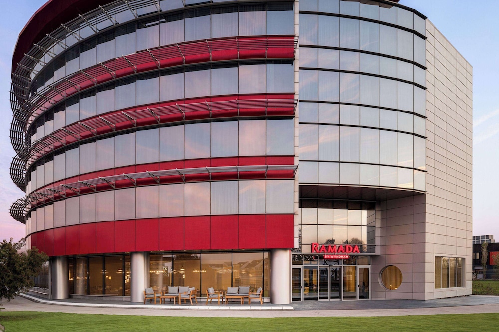 Ramada by Wyndham Bucharest Otopeni Airport 2/44