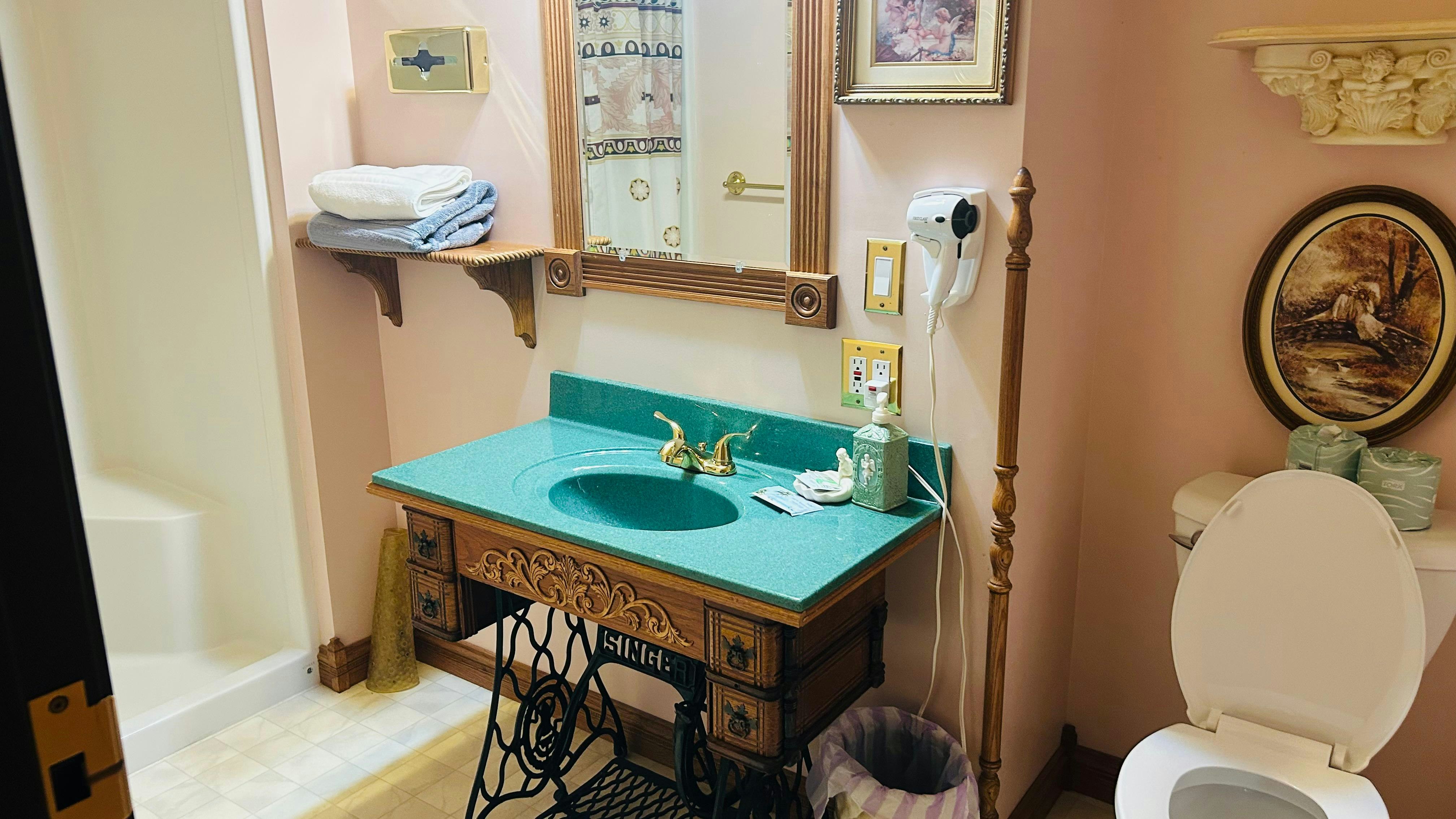 غرفة بريميوم بسريرين كوين، Victorian Inn Motel & Suites 2/2