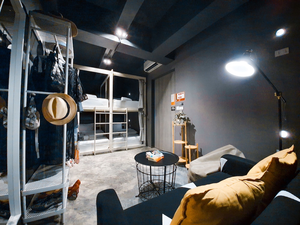 Issara By D Hostel 72/93