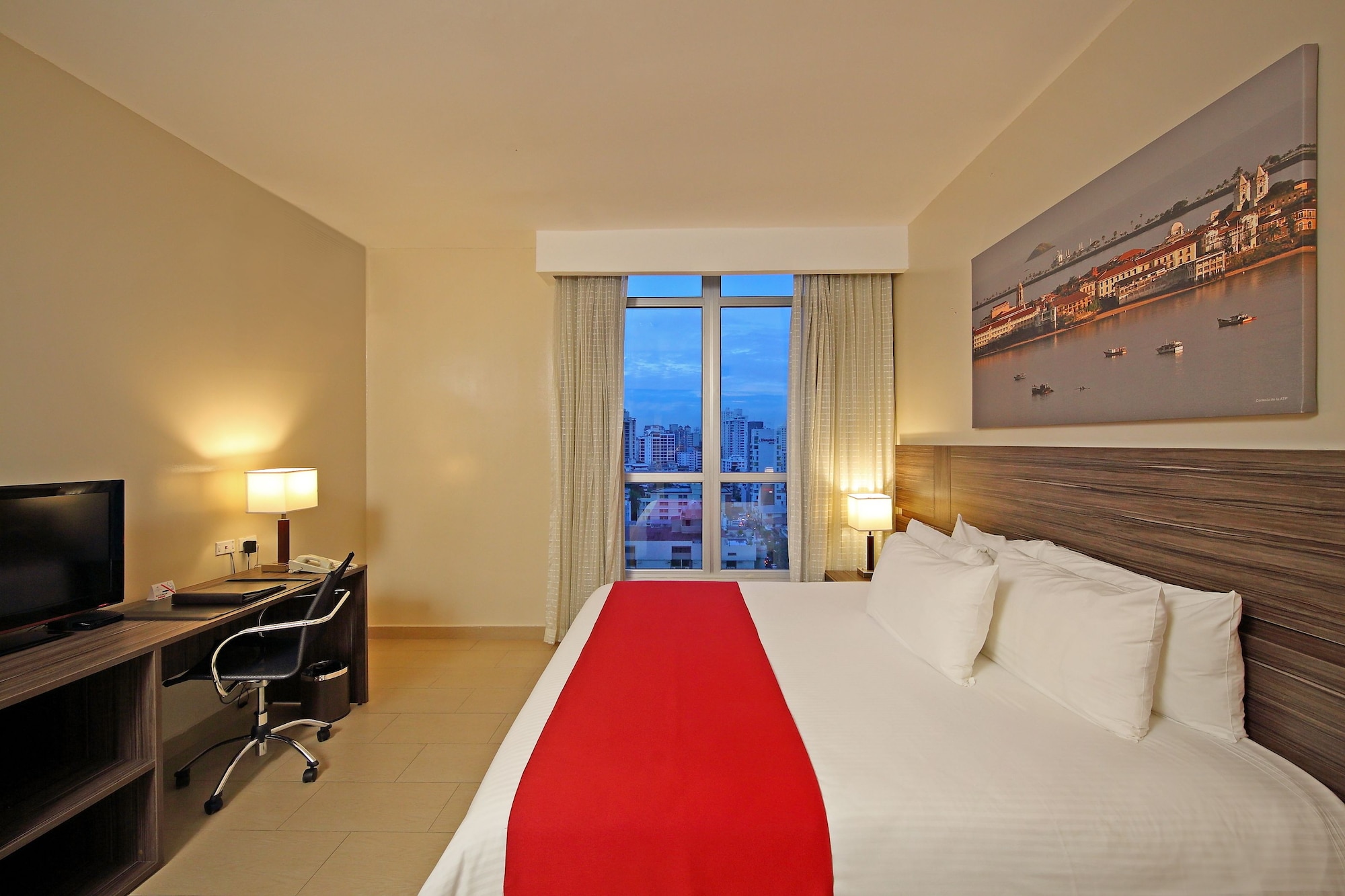 DELUXE, KING BED