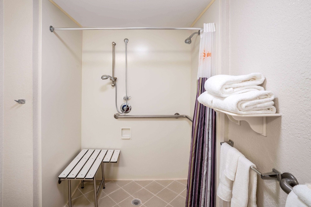 La Quinta Inn & Suites by Wyndham Nashville Airport/Opryland 10/38