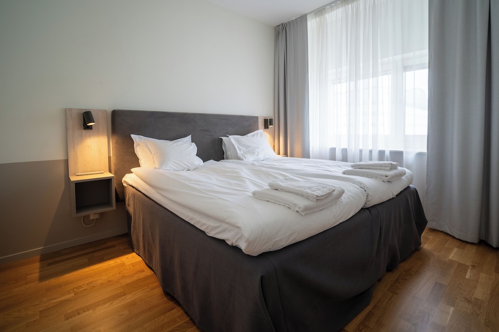 Suite, King Bed, Sofa, Injoy Premium Solna 3/10