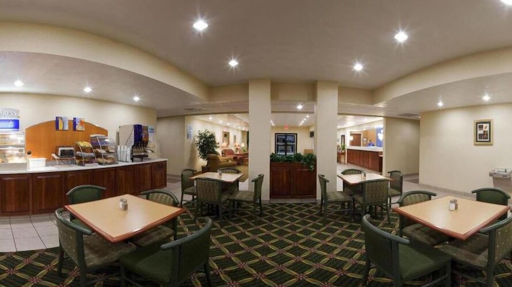 Holiday Inn Express Hotel Suites Elkins 43/60