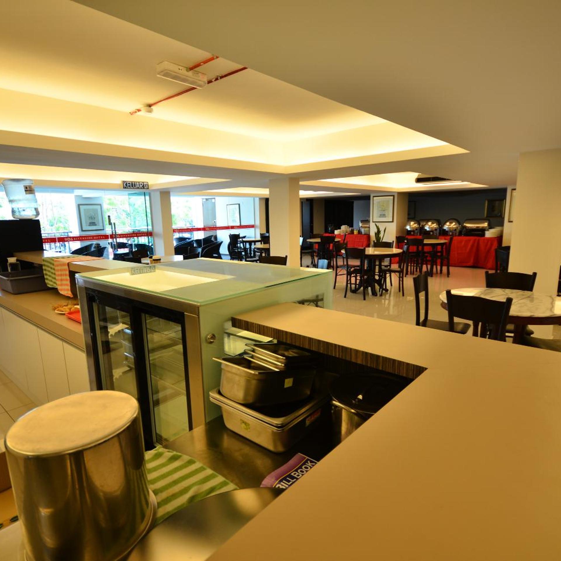 906 Riverside Hotel 33/51