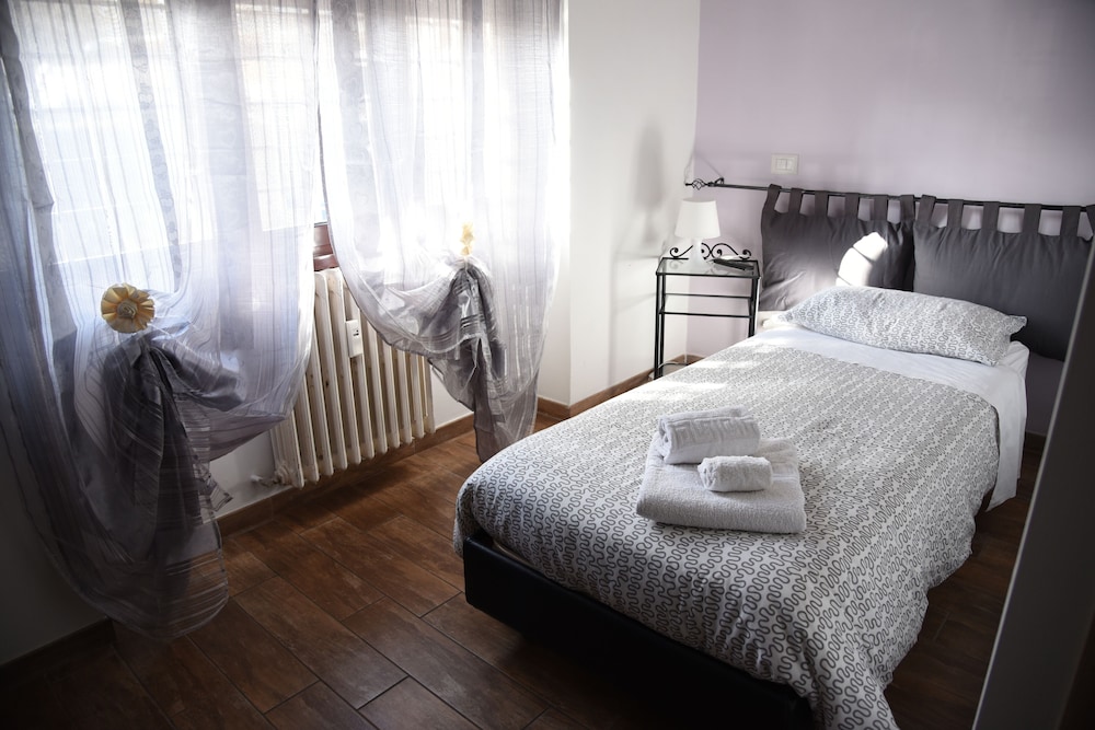 ROOM, SINGLE, KITCHENETTE