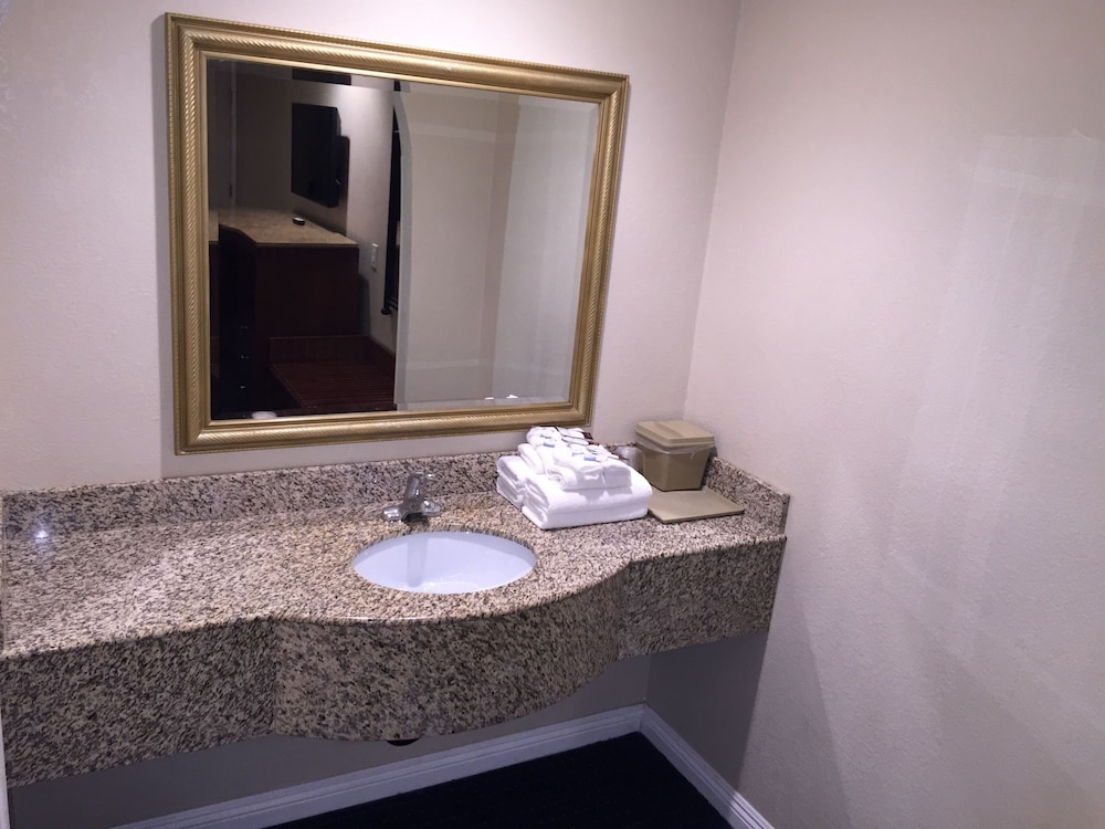 Walnut Inn & Suites 38/44