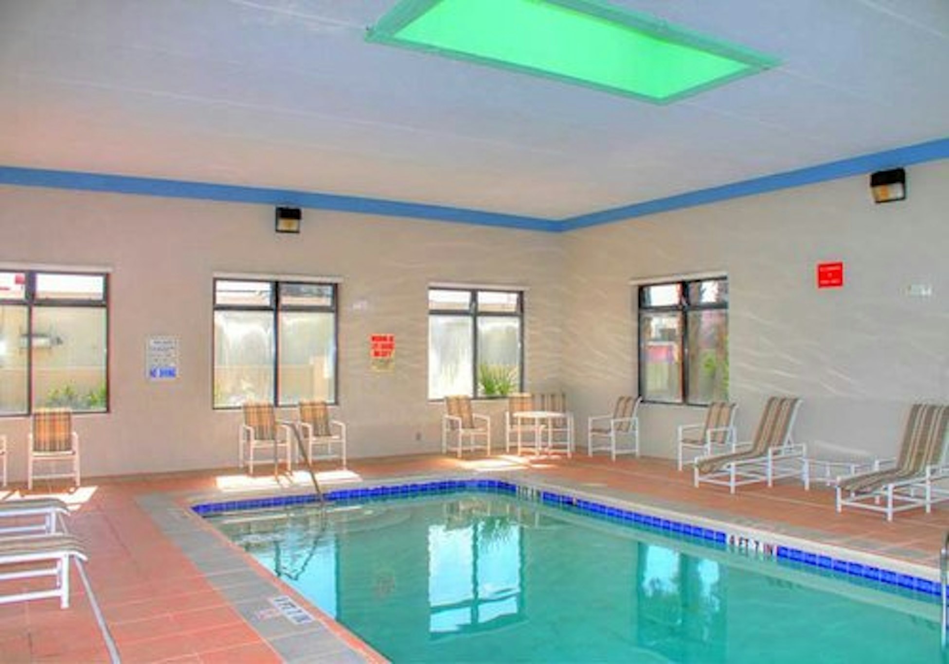 Regency Inn &amp; Suites 15/26