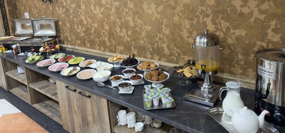 YEREVAN DELUXE HOTEL 58/61