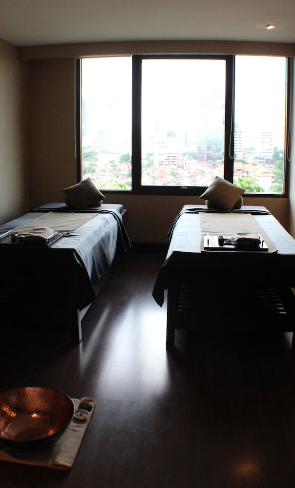 Hotel Santika Pandegiling 31/55