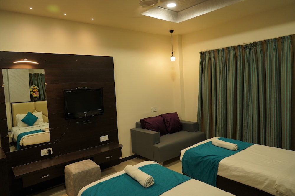 OYO Premium Paldi Cross Road 59/75