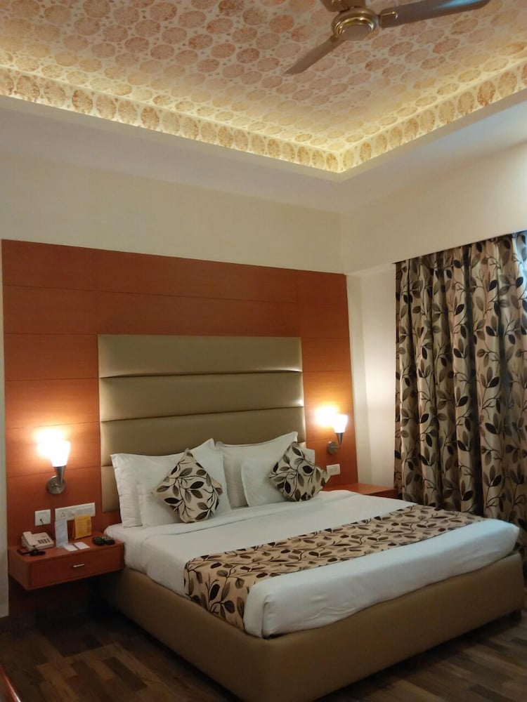 GRAND CONTINENTAL HOTEL 10/51