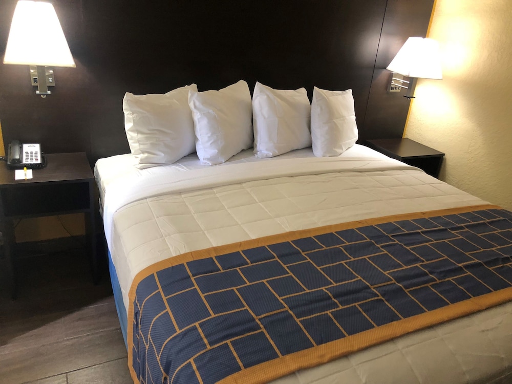 Days Inn And Suites By Wyndham Tampa Raymond James Stadium 24/51