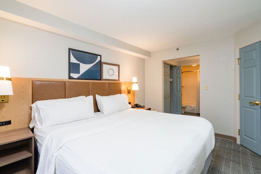 1 Bedroom, Suite, King Bed, Living and Dining Areas, Kitchen