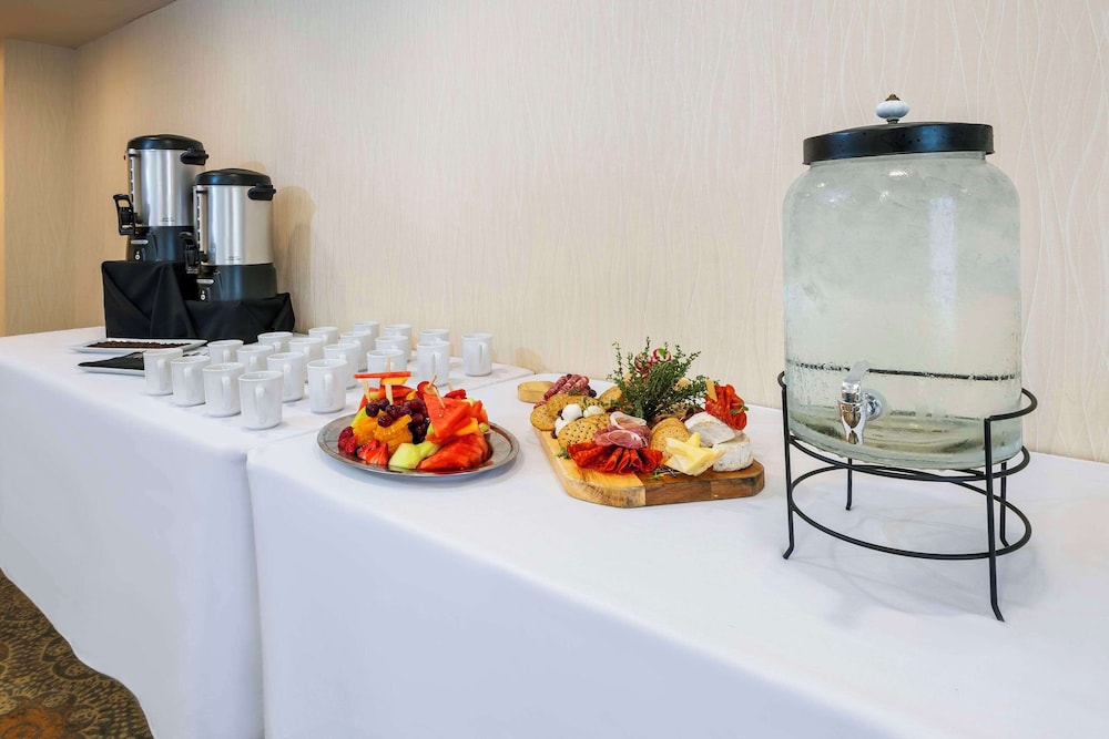 Allure Hotel & Conference Centre 20/50