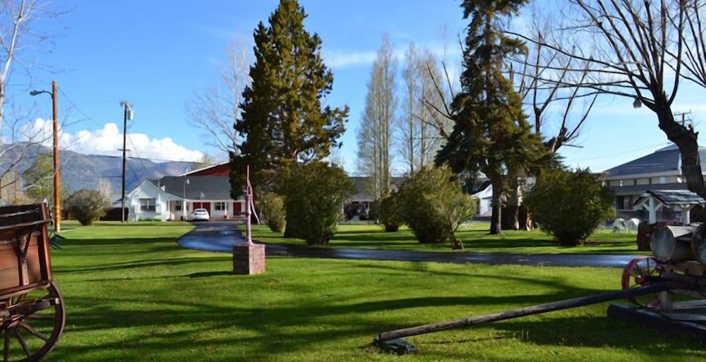 Silver Maple Inn and The Cain House Country Suites 14/19
