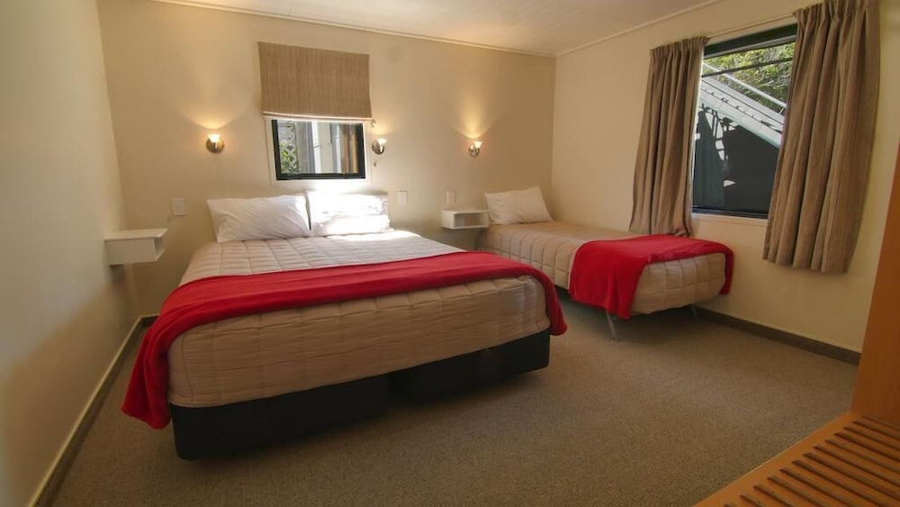 2 BEDROOMS, SUITE