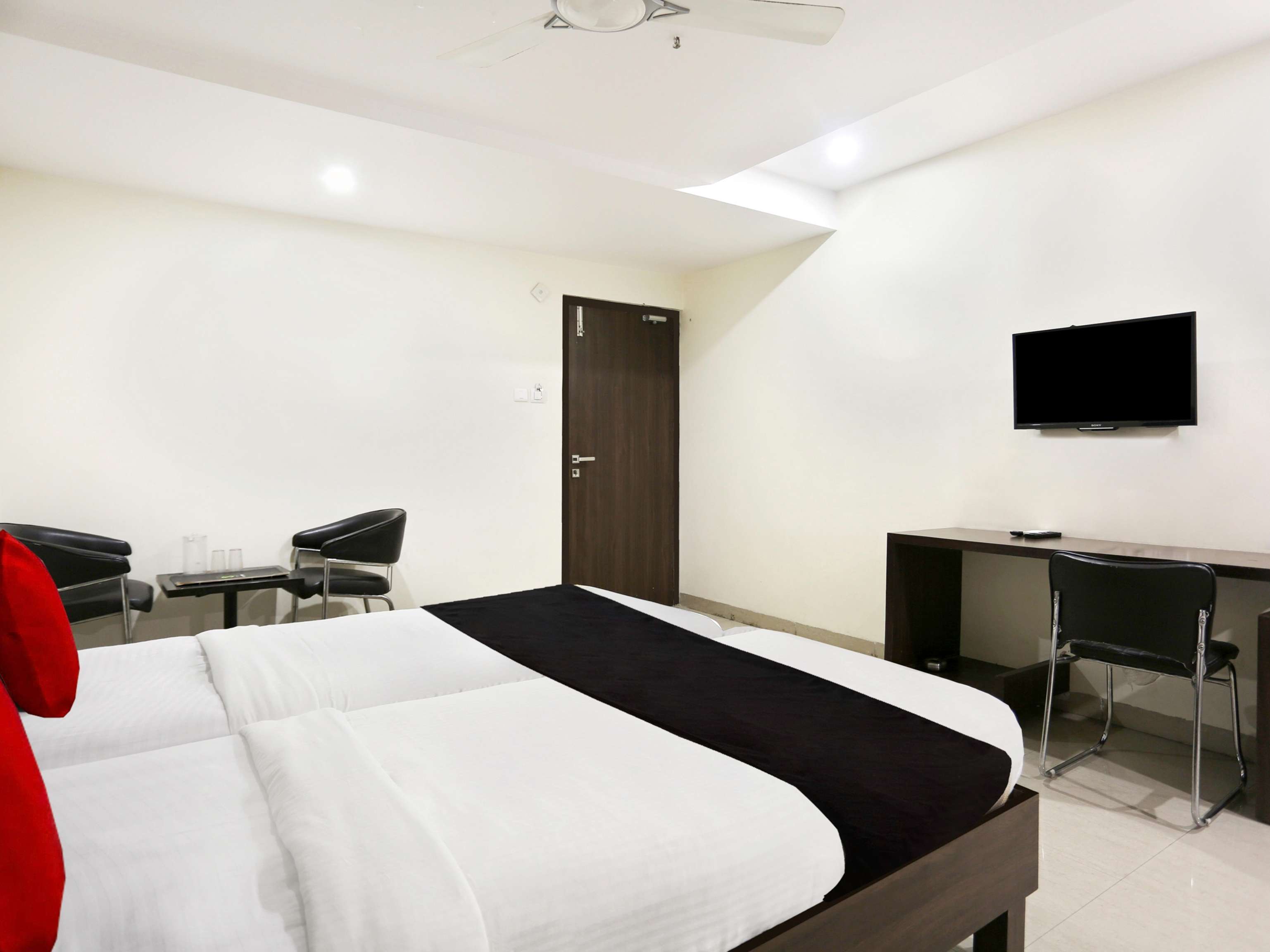 OYO 9003 Deccan Inn 21/42