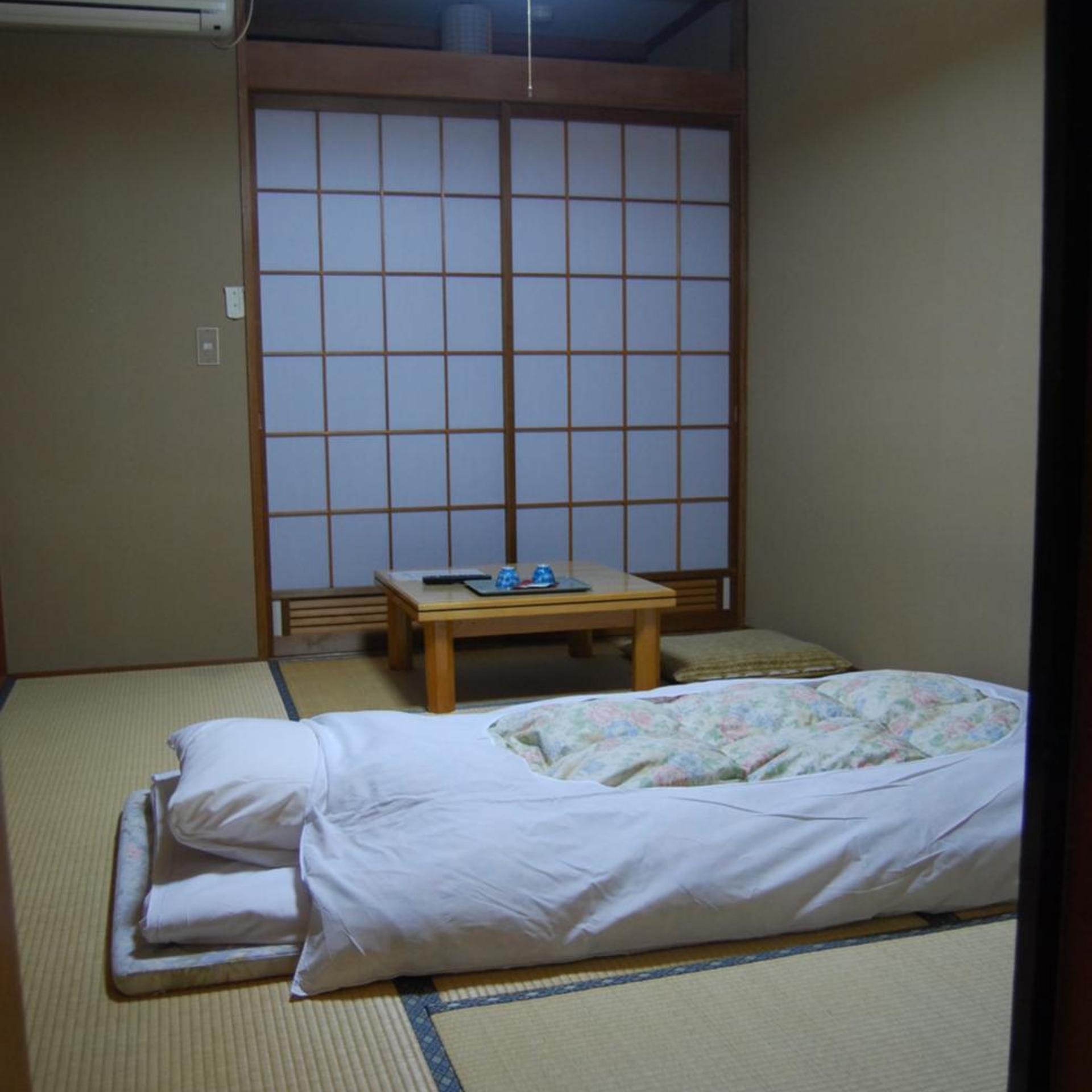 JAPANESE, ECONOMY, TWIN BEDS, SHARED BATHROOM