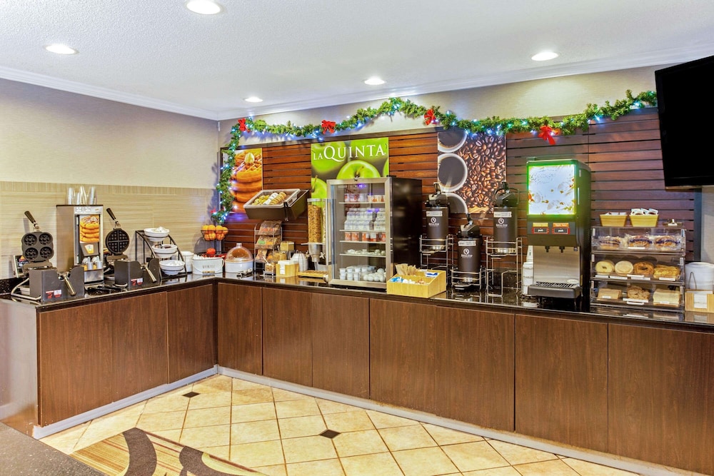 La Quinta Inn Suites By Wyndham Milwaukee Delafield 38/50