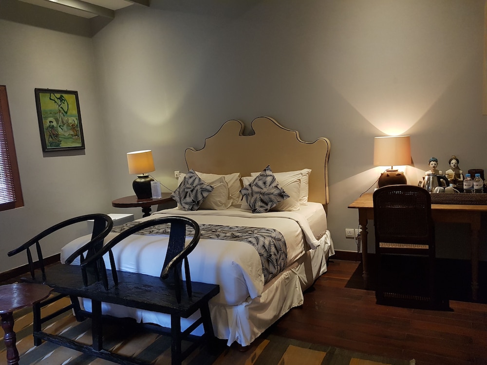 Room & Vespa 3 6/28