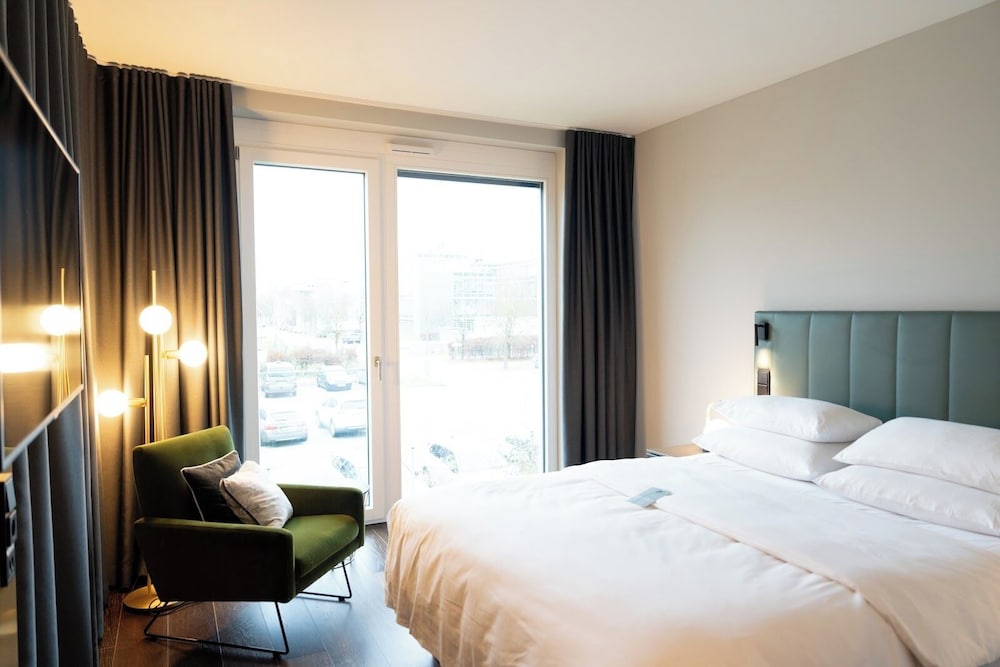 Cozy Green, Economy, Queen Bed