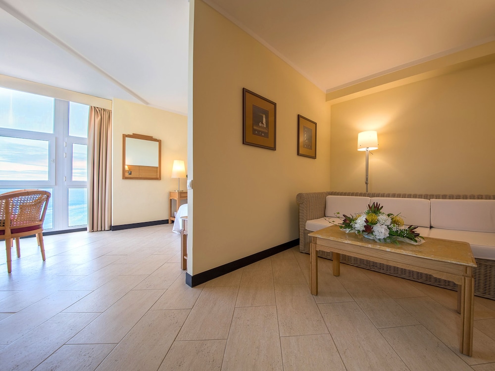 Baia Madeira Hotel - Ocean Beachfront 34/54