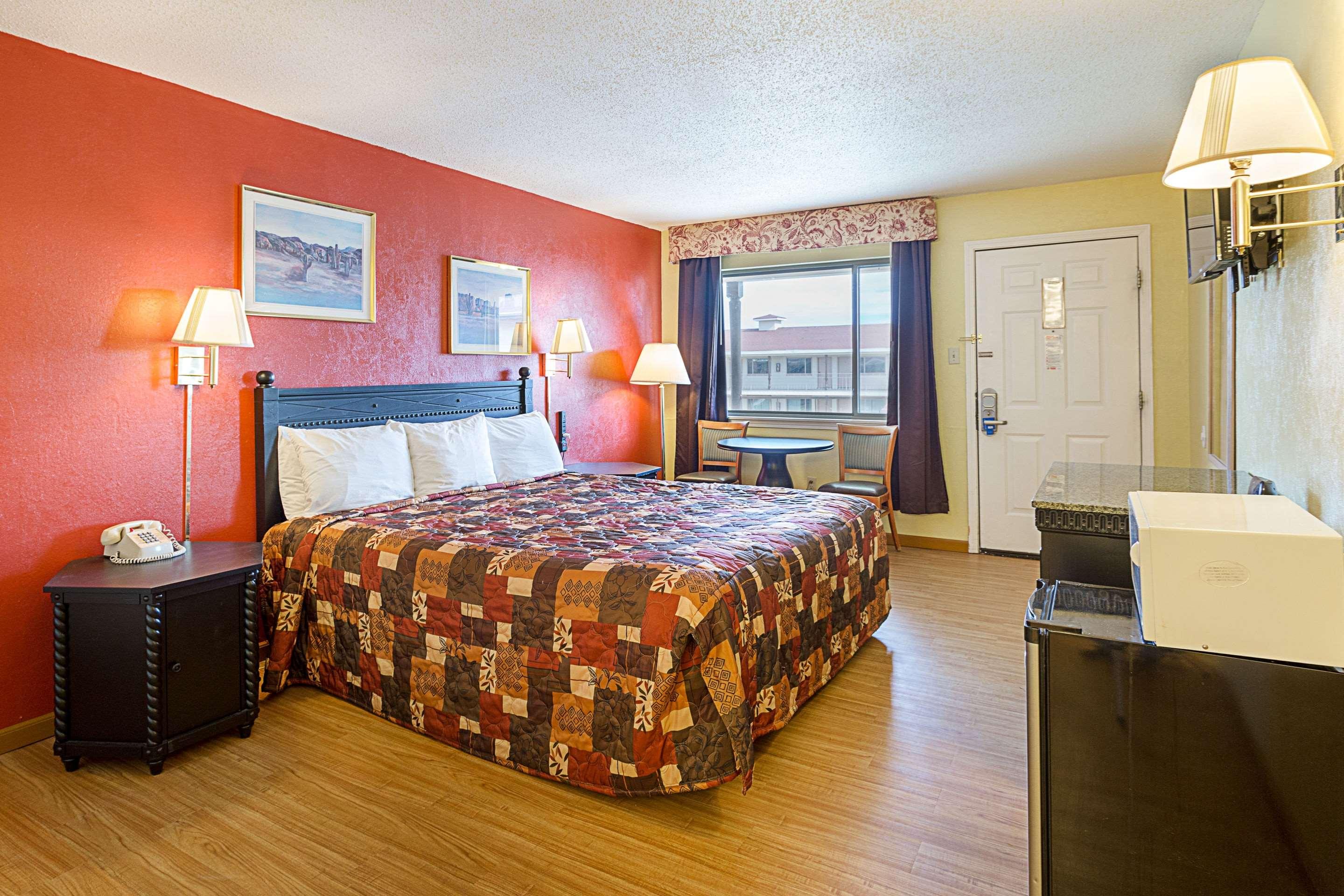 Room, King Bed, Rodeway Inn Roswell West 6/6