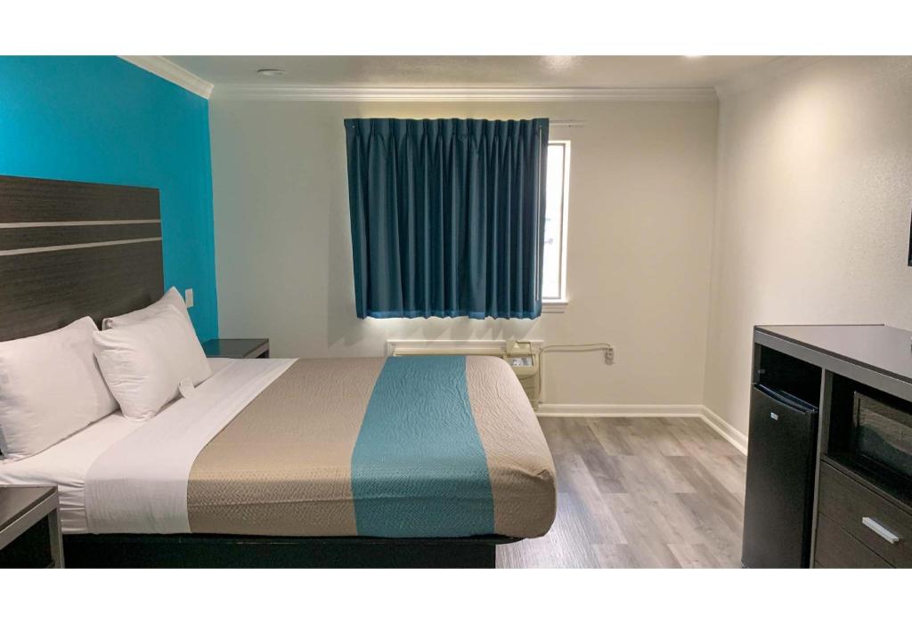 1 King Bed - Non-Smoking, Micfridge