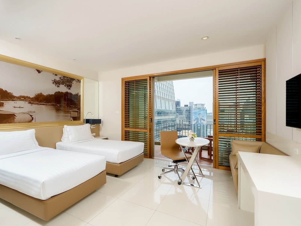 Superior, Double Bed, Balcony, Grande Centre Point Ploenchit Bangkok 4/10
