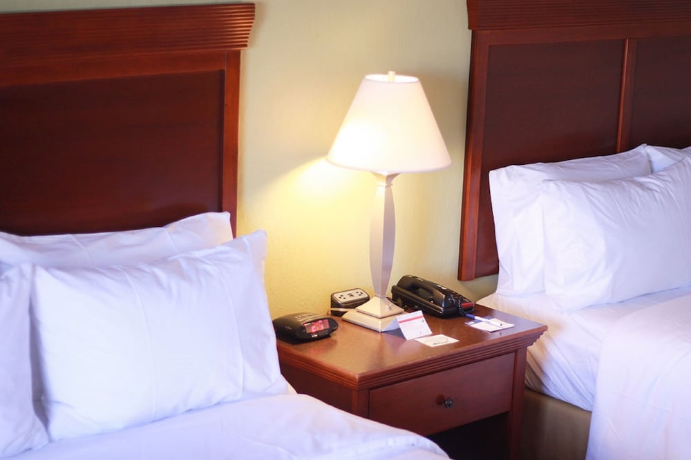 Holiday Inn Express Hotel And Suites Center Tx 15/76