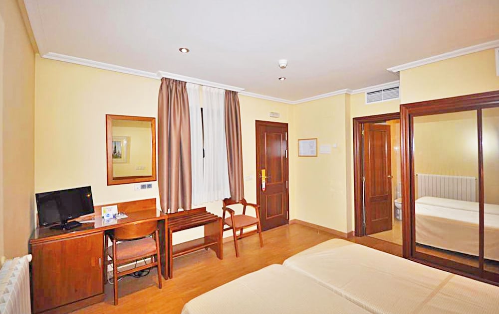 Hotel ELE Acueducto 34/57