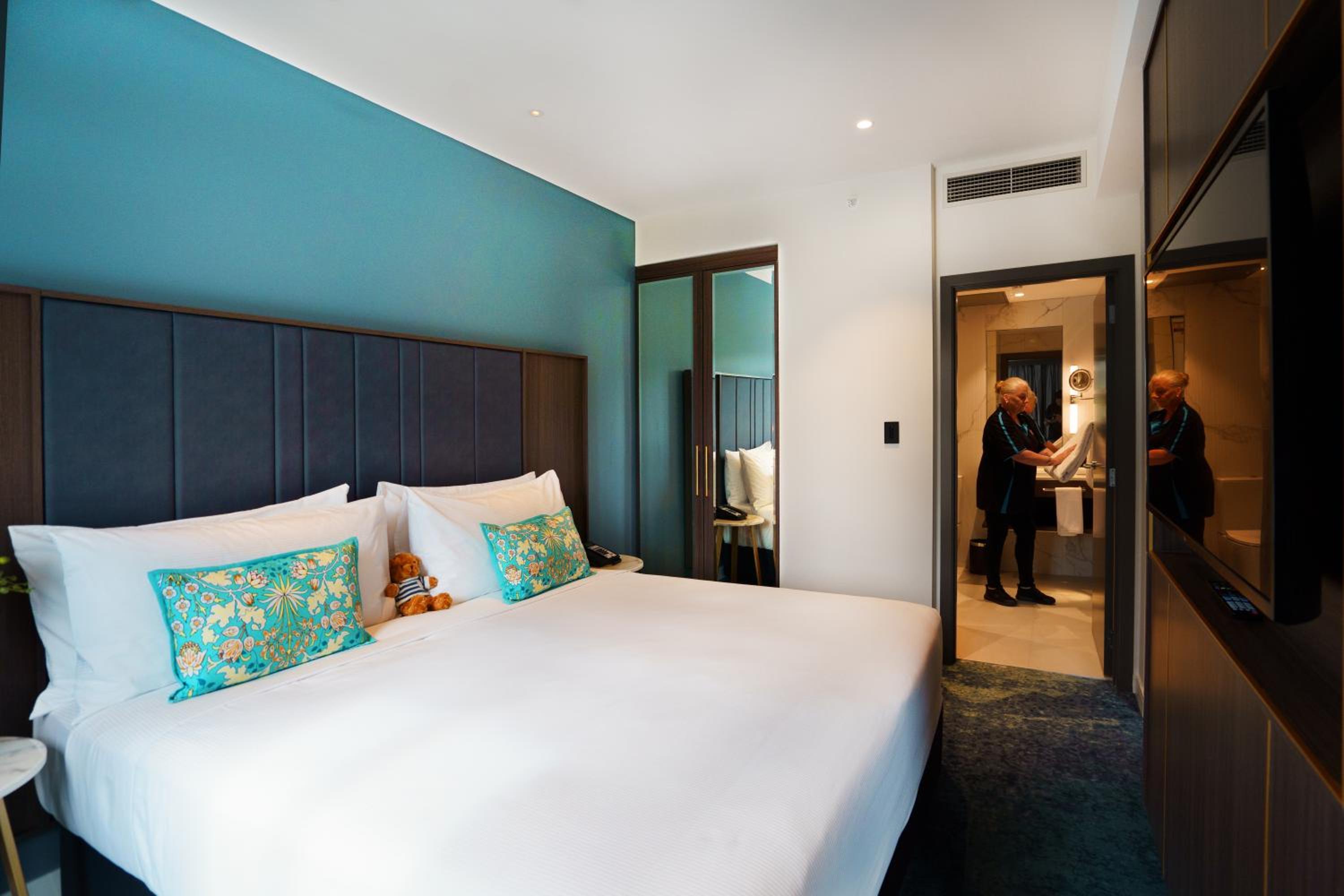 1 BEDROOM, DELUXE, SUITE, KING BED, GARDEN VIEW