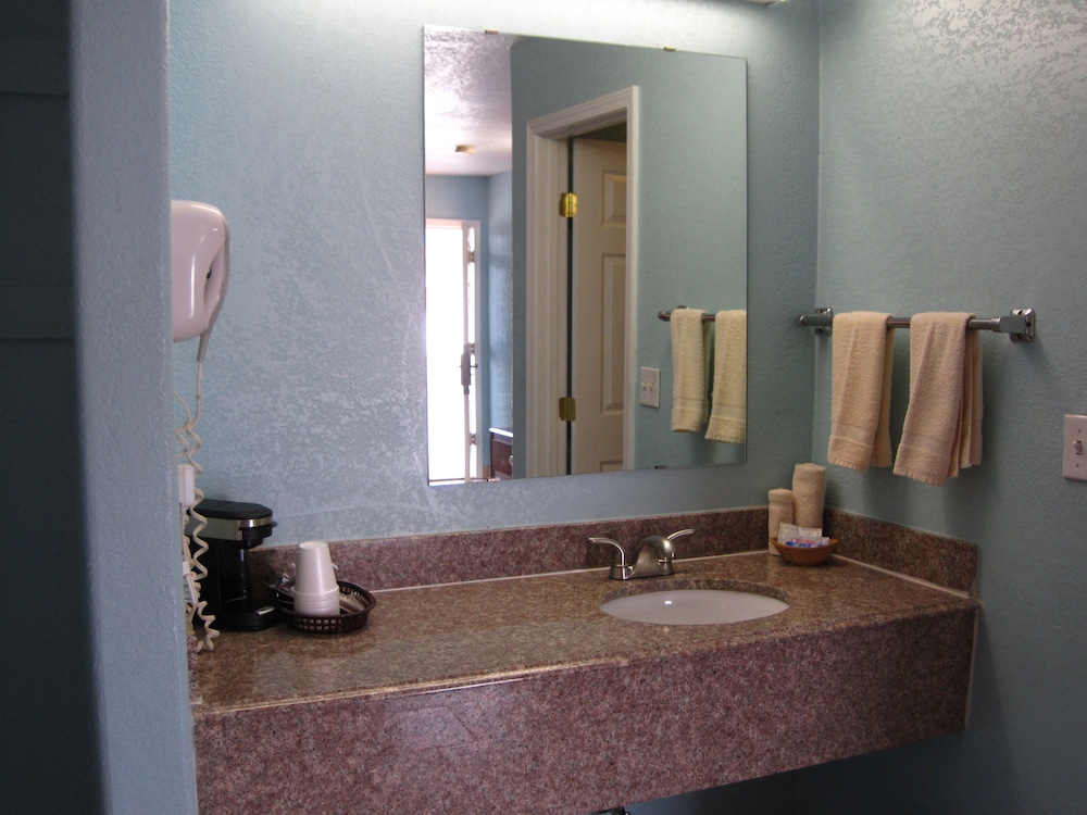 Pinn Road Inn and Suites 25/37